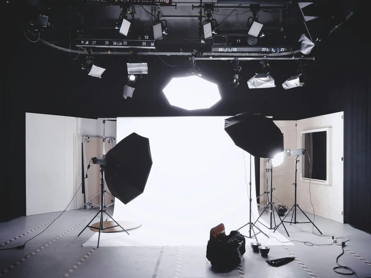 Studio fotograficzne z białym tłem, dwoma dużymi softboksami i lampami na statywach
